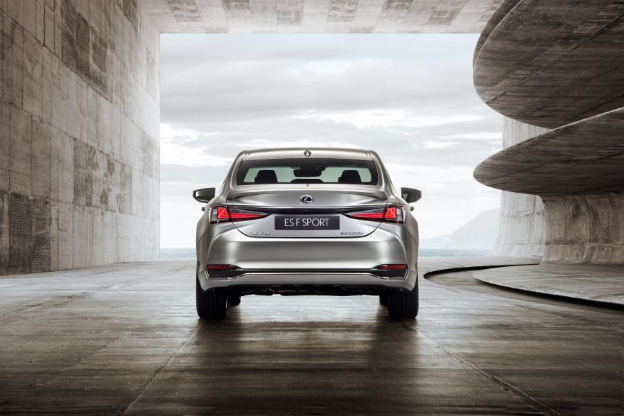  Lexus ES300h F-Sport 2018 года  (WW) (фото 5 из 46)